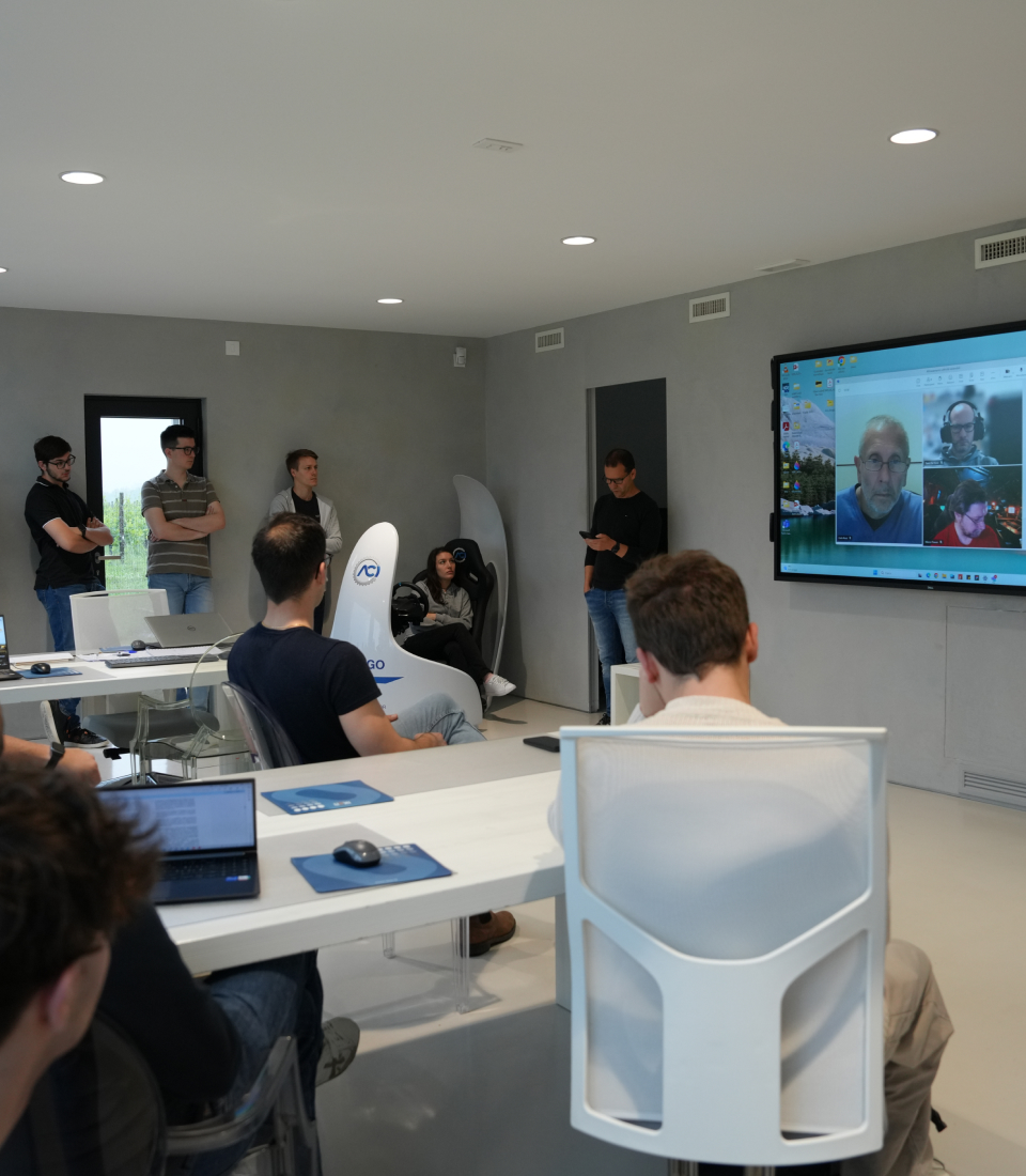 Riunione collettiva del team Immersiva, dove collaborazione, creatività e innovazione si fondono