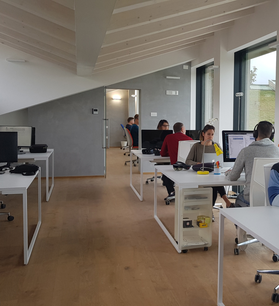 Il team di Immersiva al lavoro nei nostri uffici, un ambiente collaborativo e innovativo