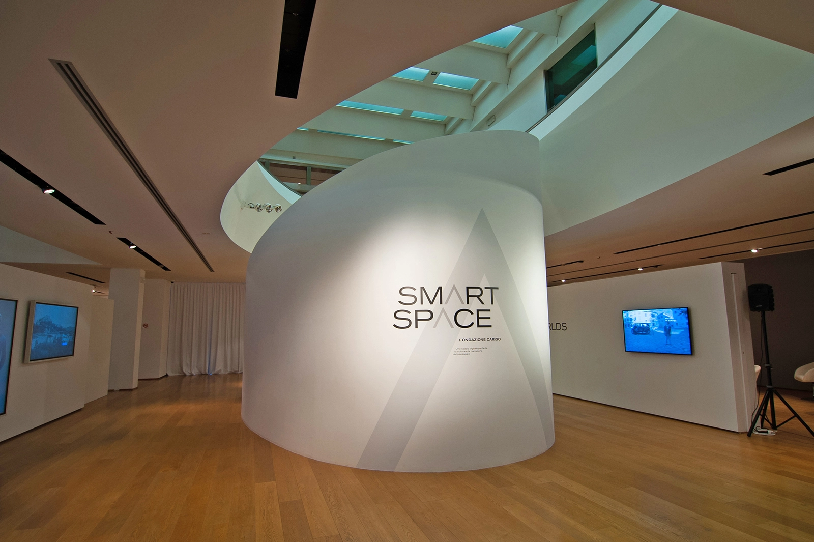 L'iconica sala a spirale dello Smart Space della Fondazione Carigo
