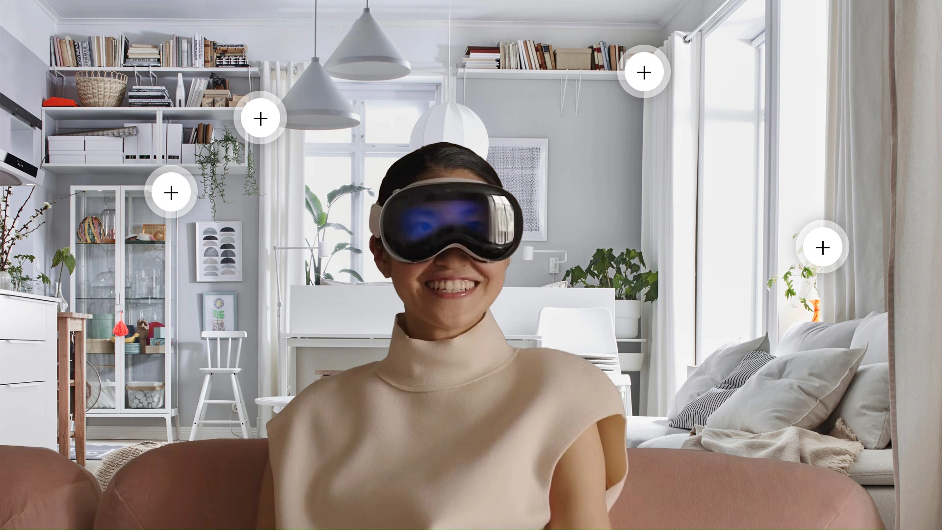 Persona con Apple Vision Pro che vive l'esperienza di showroom virtuale di IKEA